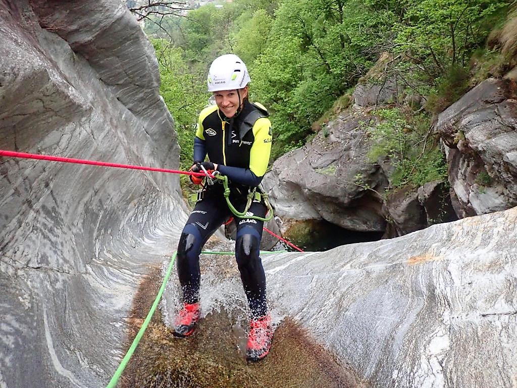 Isabel seilt sich beim Canyoning in Cresciano im Boggera-Canyon ab – geführte Tour mit purelements® im Tessin